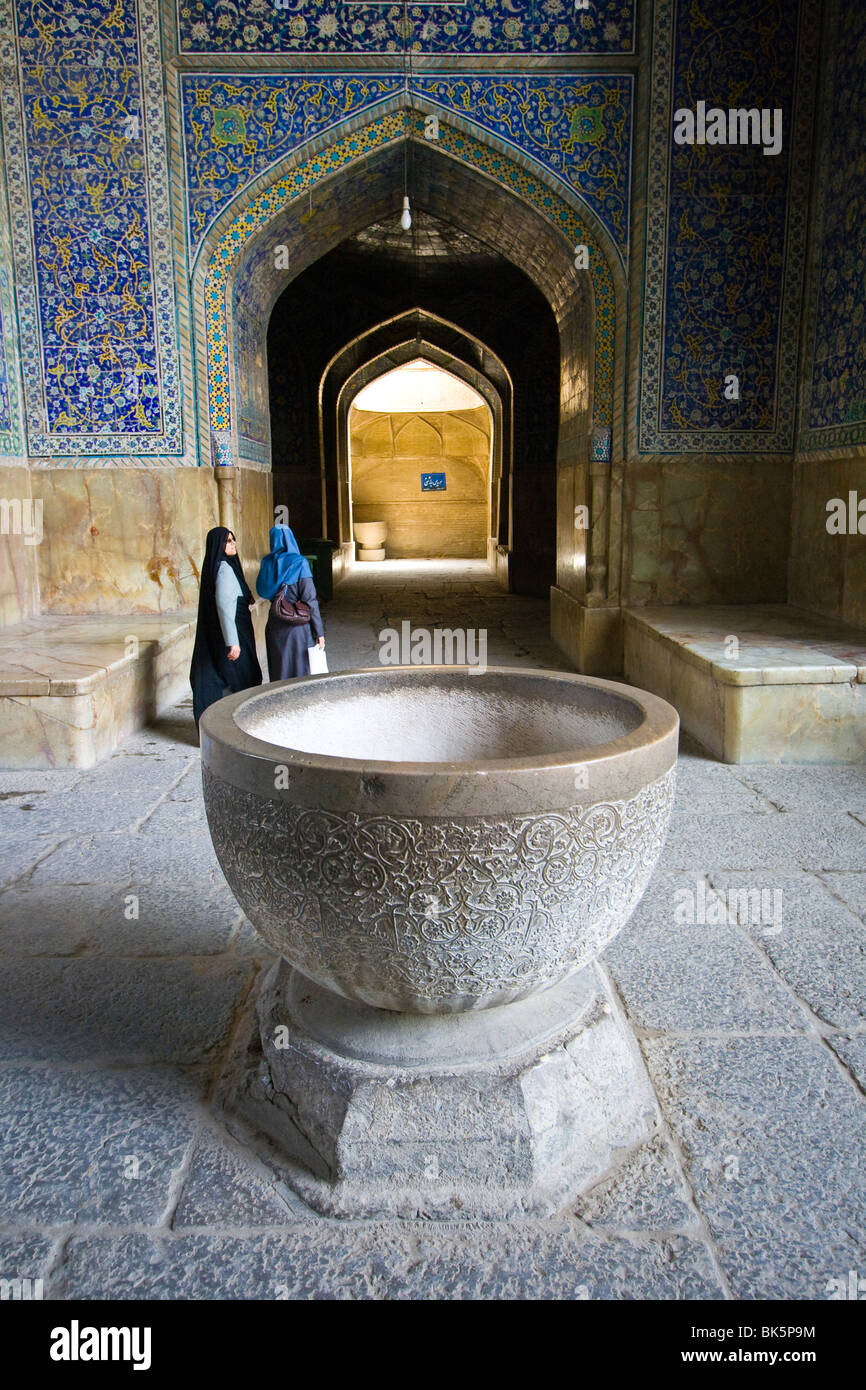 Grand bol en pierre gravée dans la mosquée d'Imam, Ispahan, Iran Banque D'Images