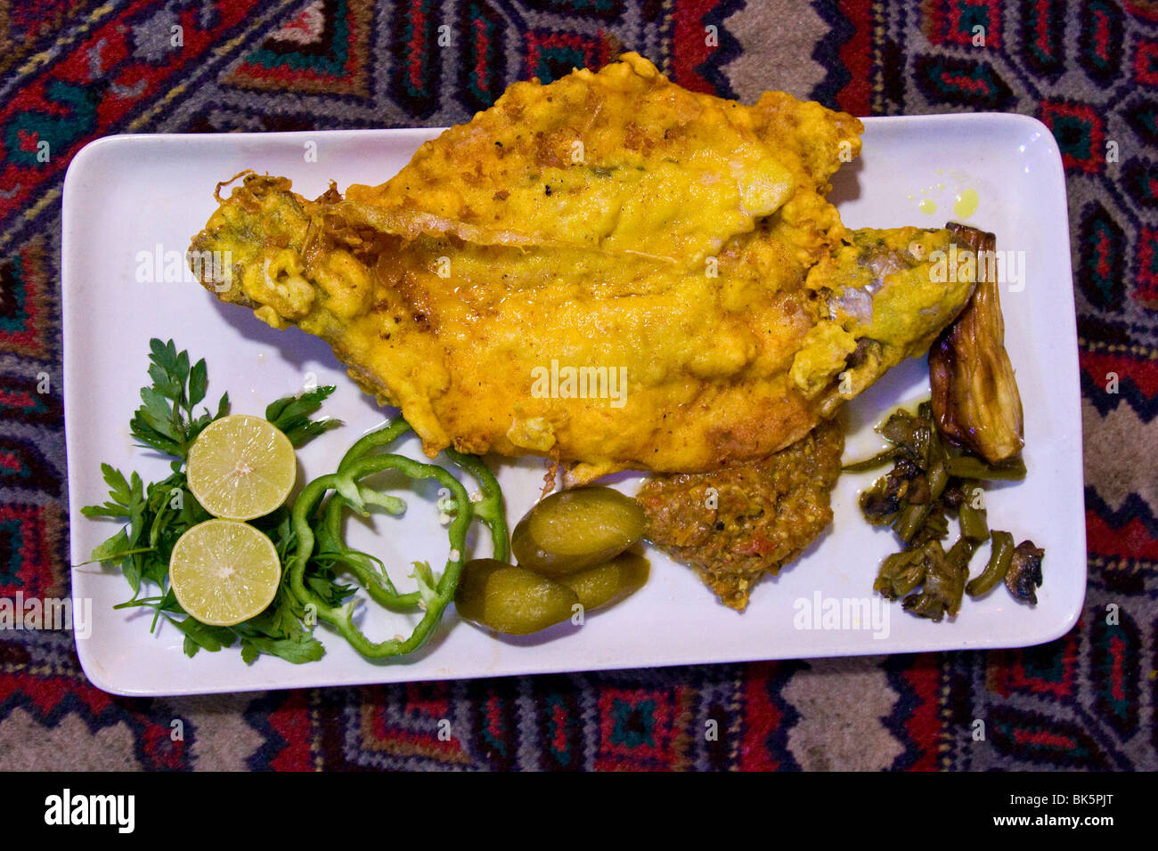 Poisson frit à persan Khayyam, un restaurant traditionnel à Téhéran, Iran Banque D'Images