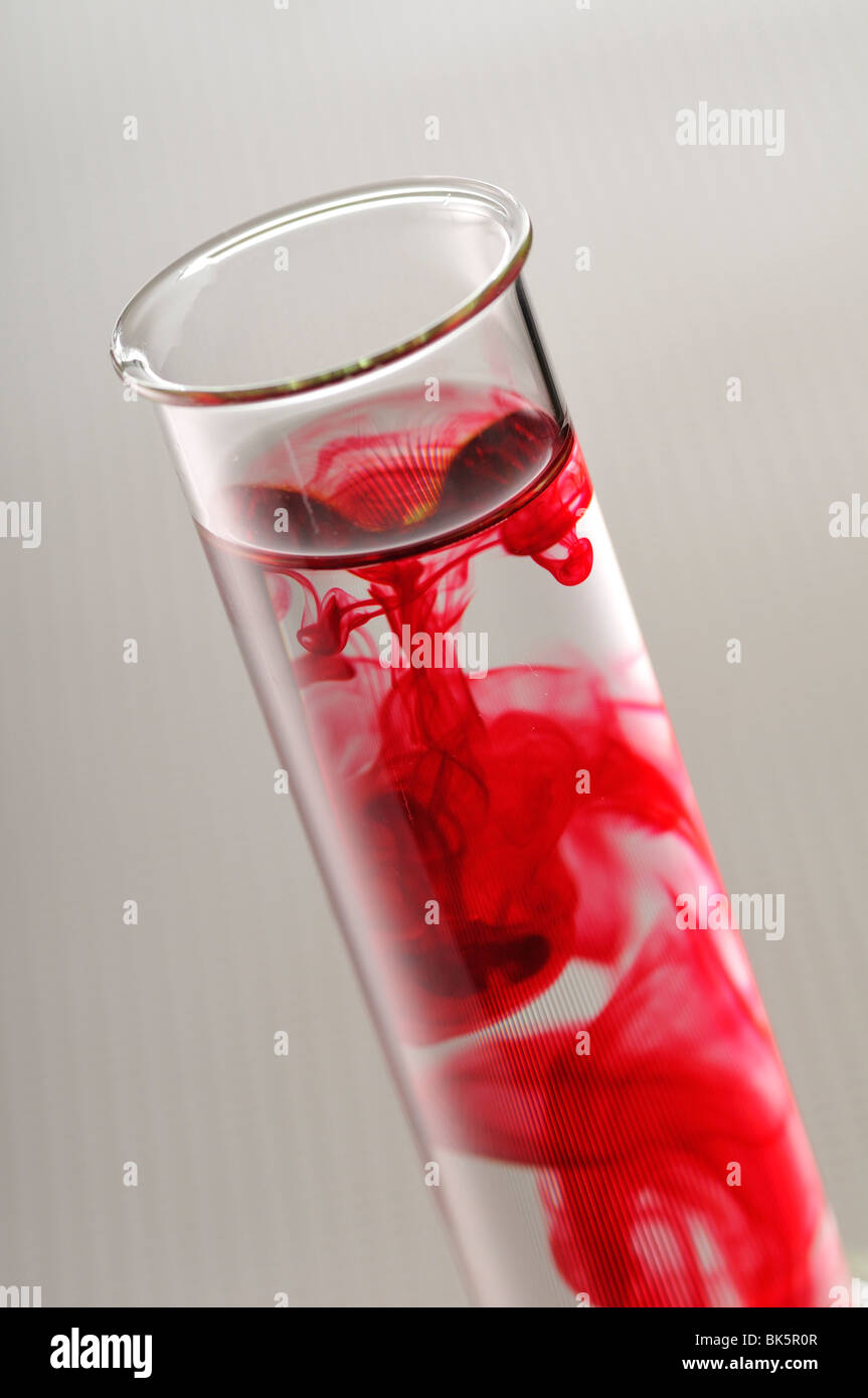 Liquide rouge in Test Tube Banque D'Images