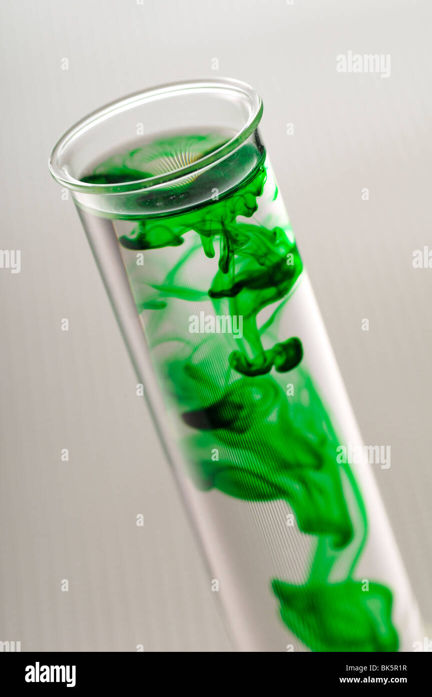 Green Liquid in Test Tube Banque D'Images