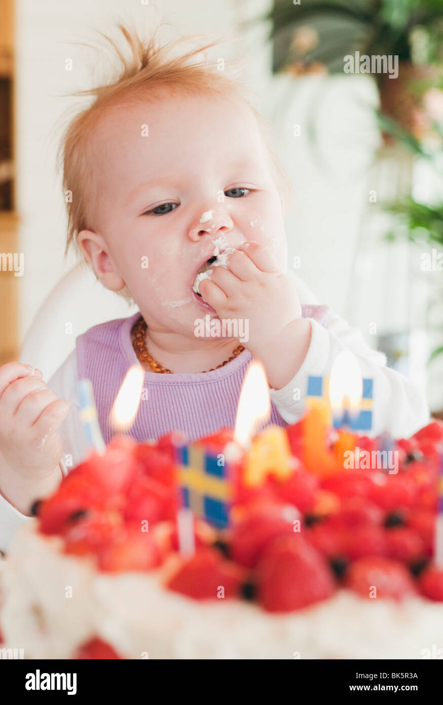 Baby Girl Eating Cake Banque D'Images