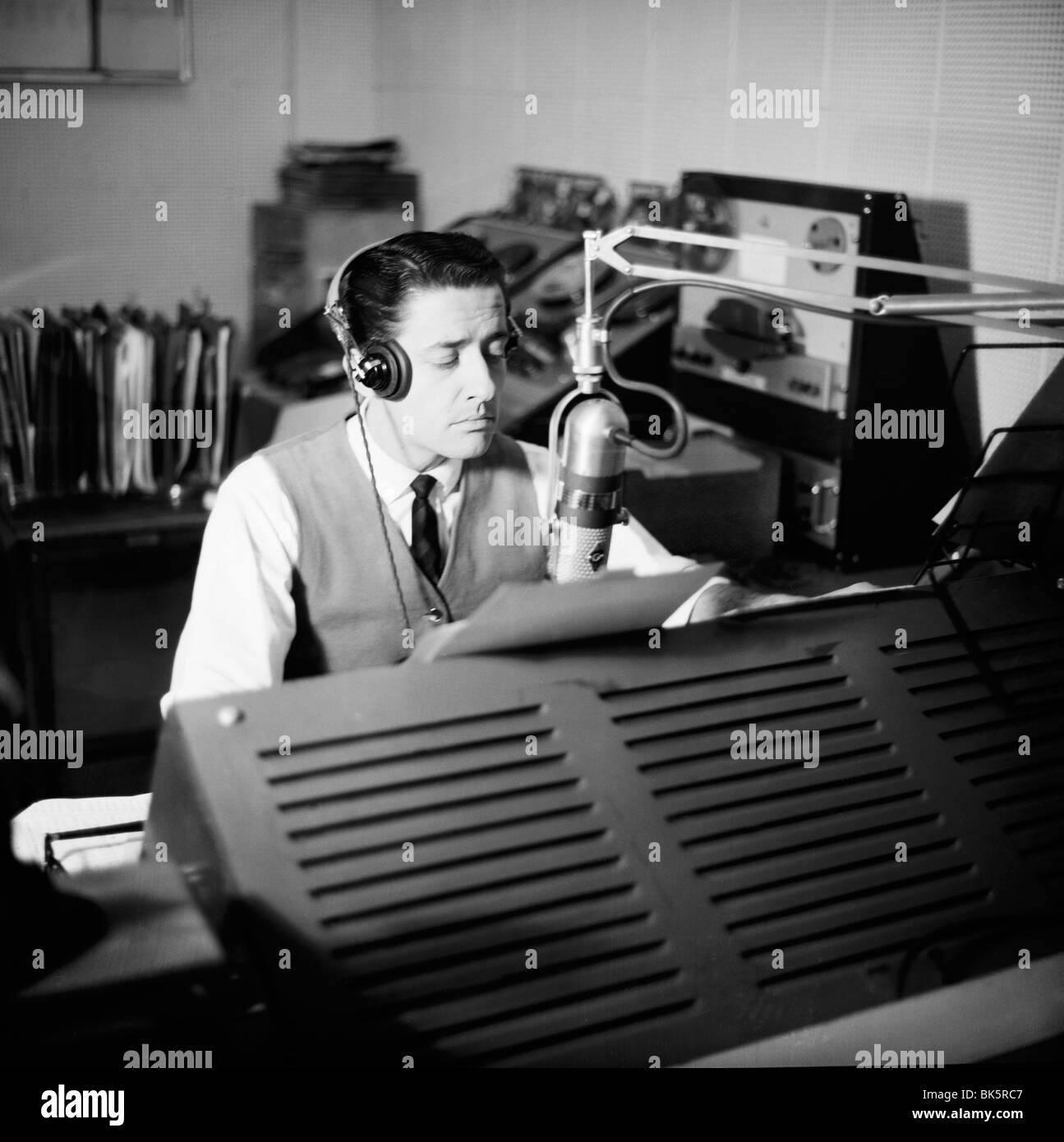 Homme assis dans la station de radio Banque D'Images