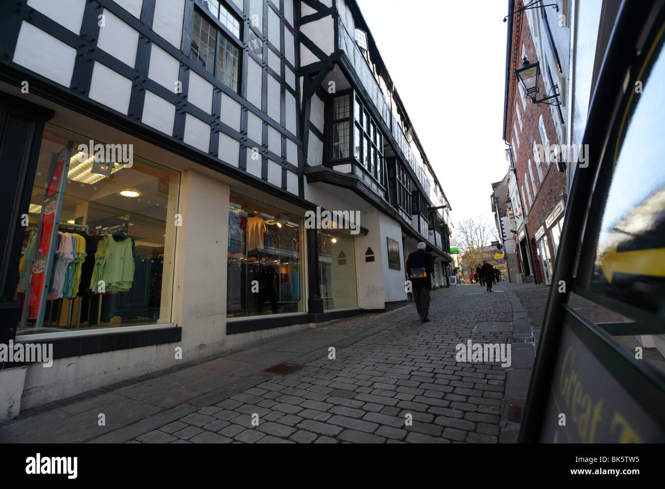 L'aspect nord-ouest de Butcher Row à Shrewsbury Town Centre/Centre. Le bâtiment du 14ème siècle surplombe des passants. Banque D'Images