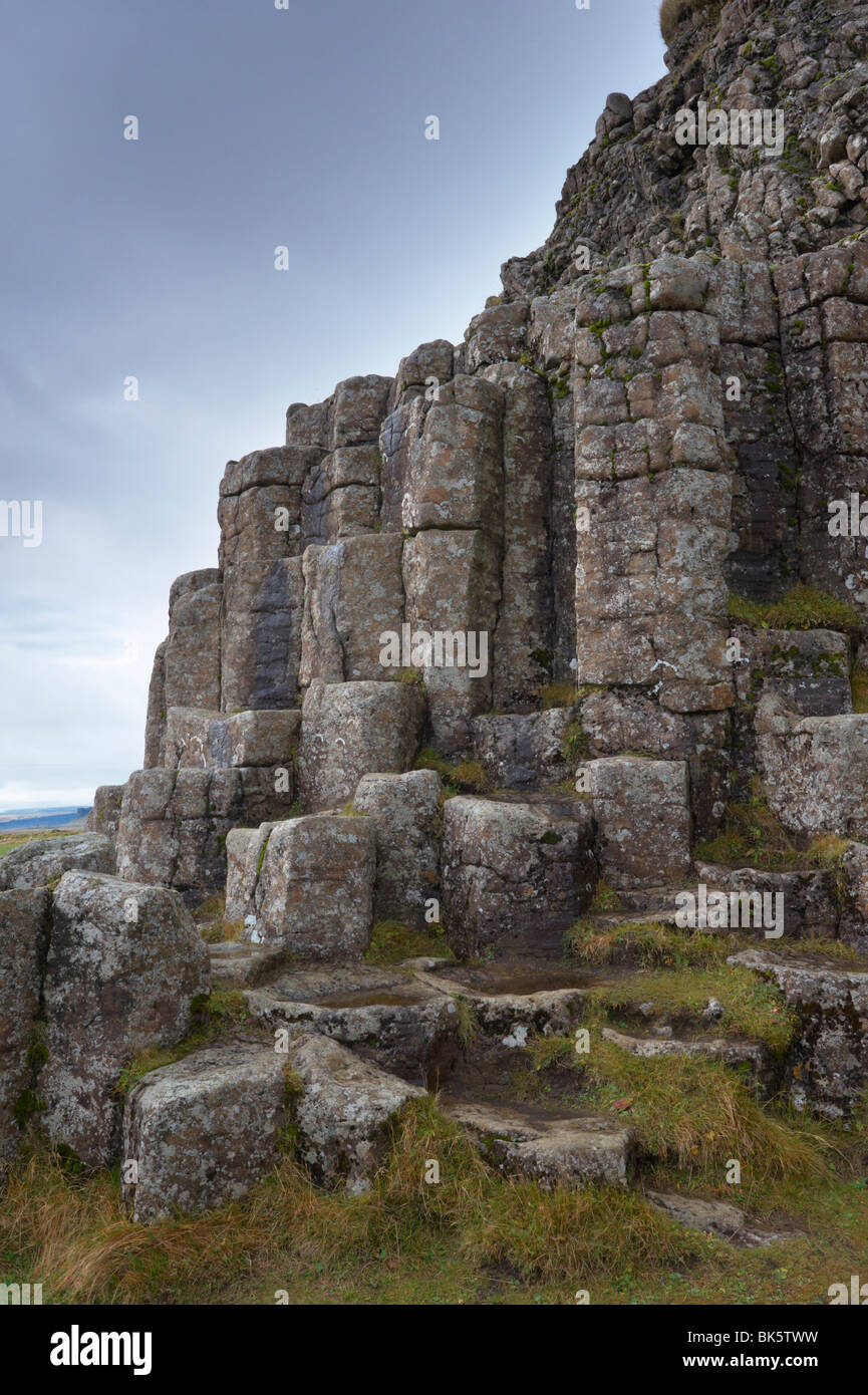 Dverghamrar nain (falaises), monument naturel de colonnes de basalte, à l'est de Kirkjubaejarklaustur, Islande Banque D'Images