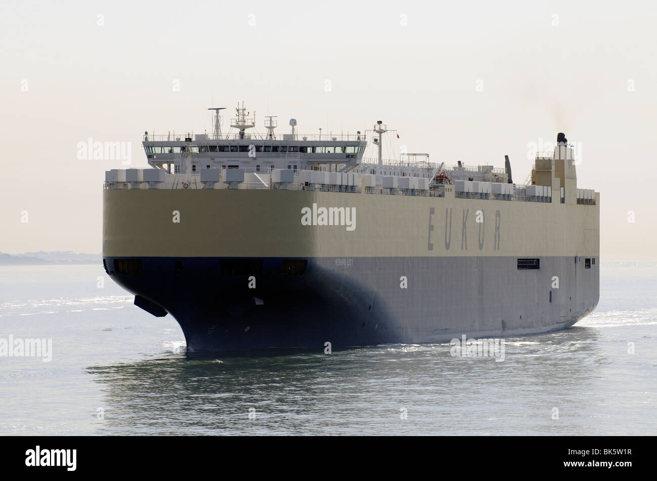 Matin Lucy un navire transporteur de fret et véhicules sur Southampton Water le sud de l'Angleterre Compagnie EUKOR Banque D'Images