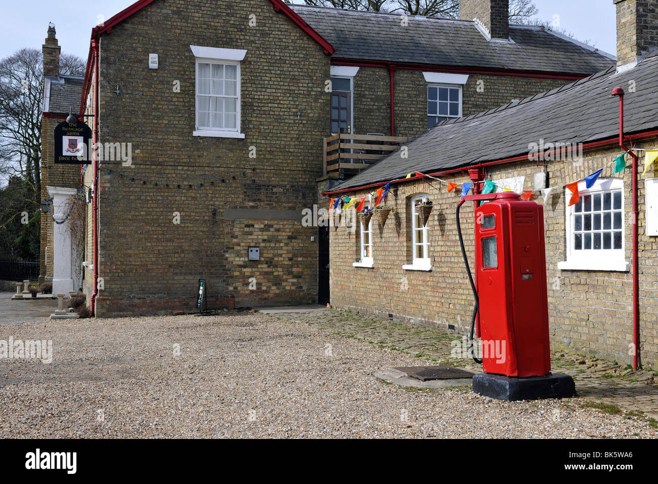 La maison libre d'armes Heneage, Louth, Road (A157), Hainton, Lincolnshire, au Royaume-Uni avec les vieille pompe à essence. Banque D'Images