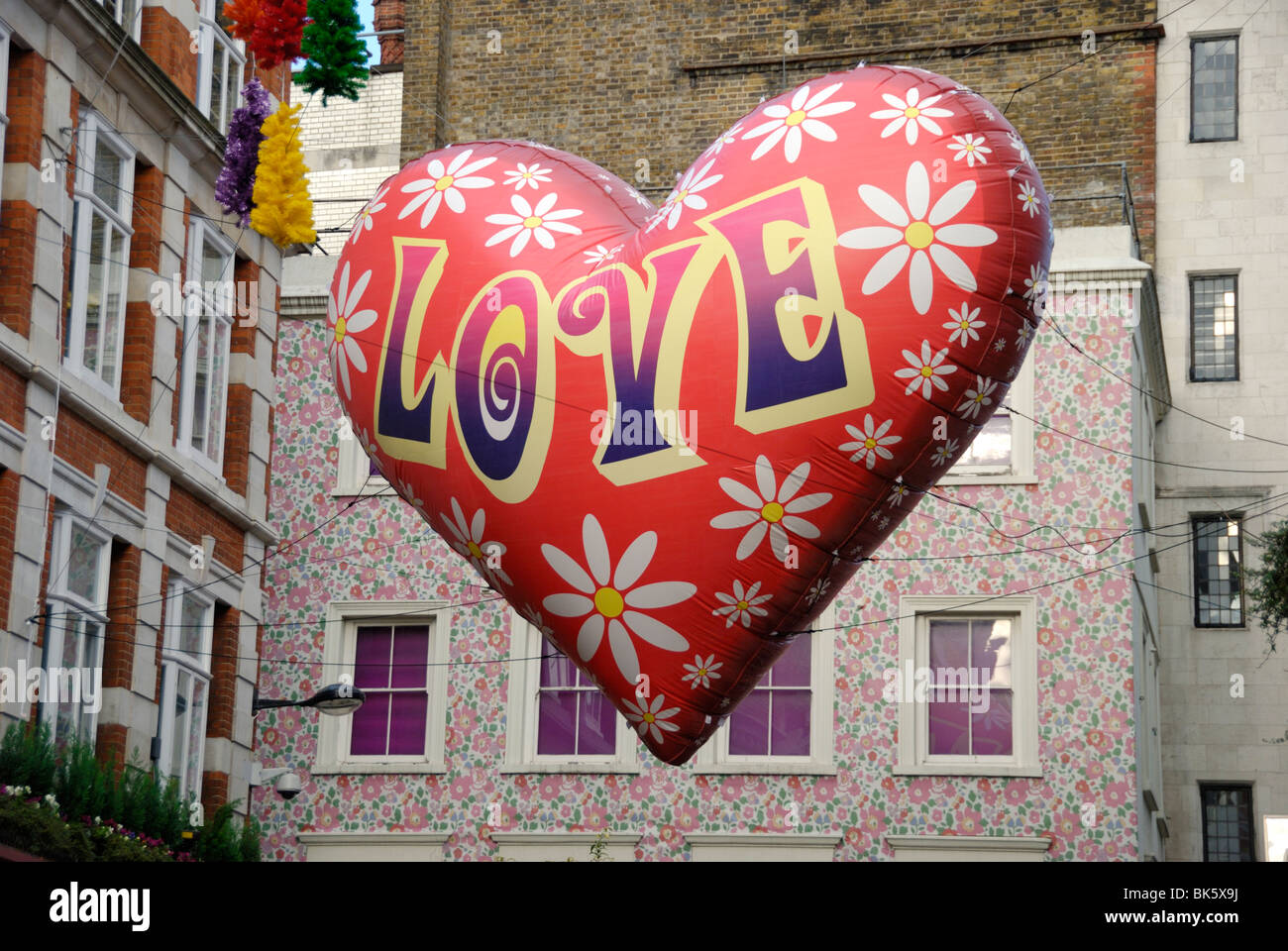 Le mot amour sur un ballon géant en forme de coeur Banque D'Images