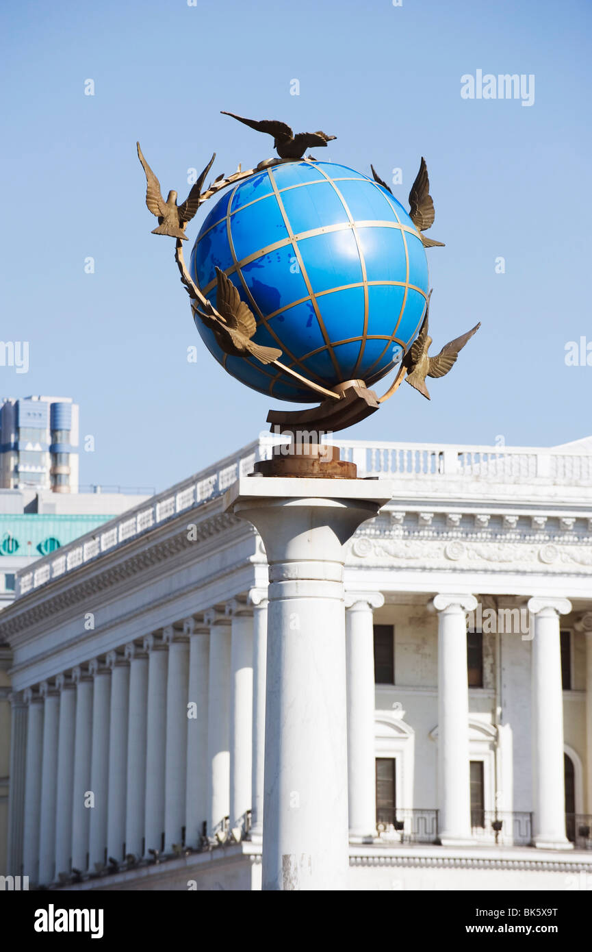 Satue d'un globe bleu avec colombes de paix, Maidan Nezalezhnosti (Place de l'indépendance), Kiev, Ukraine, l'Europe Banque D'Images