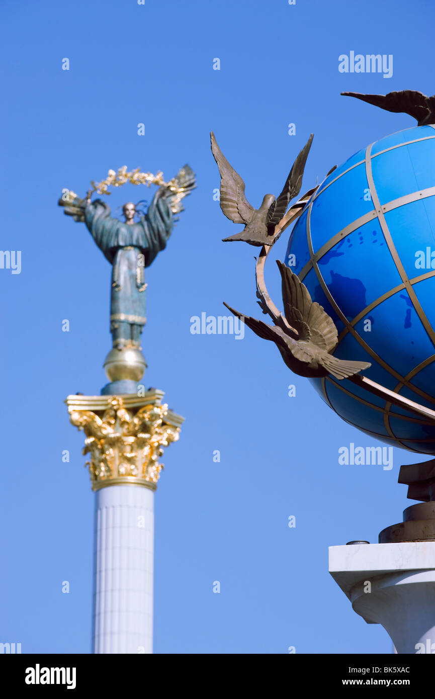 Statue d'un globe bleu avec colombes de paix et symbole de la statue de Kiev, Maidan Nezalezhnosti (Place de l'indépendance), Kiev, Ukraine Banque D'Images