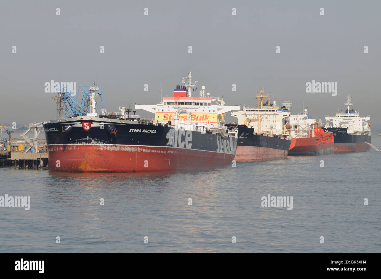 Navire transporteur de carburant en vrac le Stena Arctica amarrée le long Fawley Terminal maritime dans l'eau du sud de l'Angleterre Royaume-uni Southampton Banque D'Images