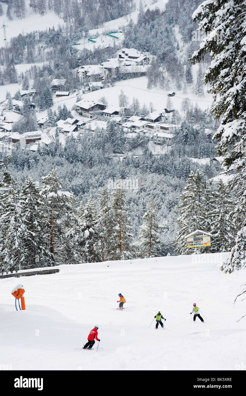 Skieurs sur piste au-dessus de Seefeld, le village de Seefeld, Tyrol, Autriche, Europe Banque D'Images