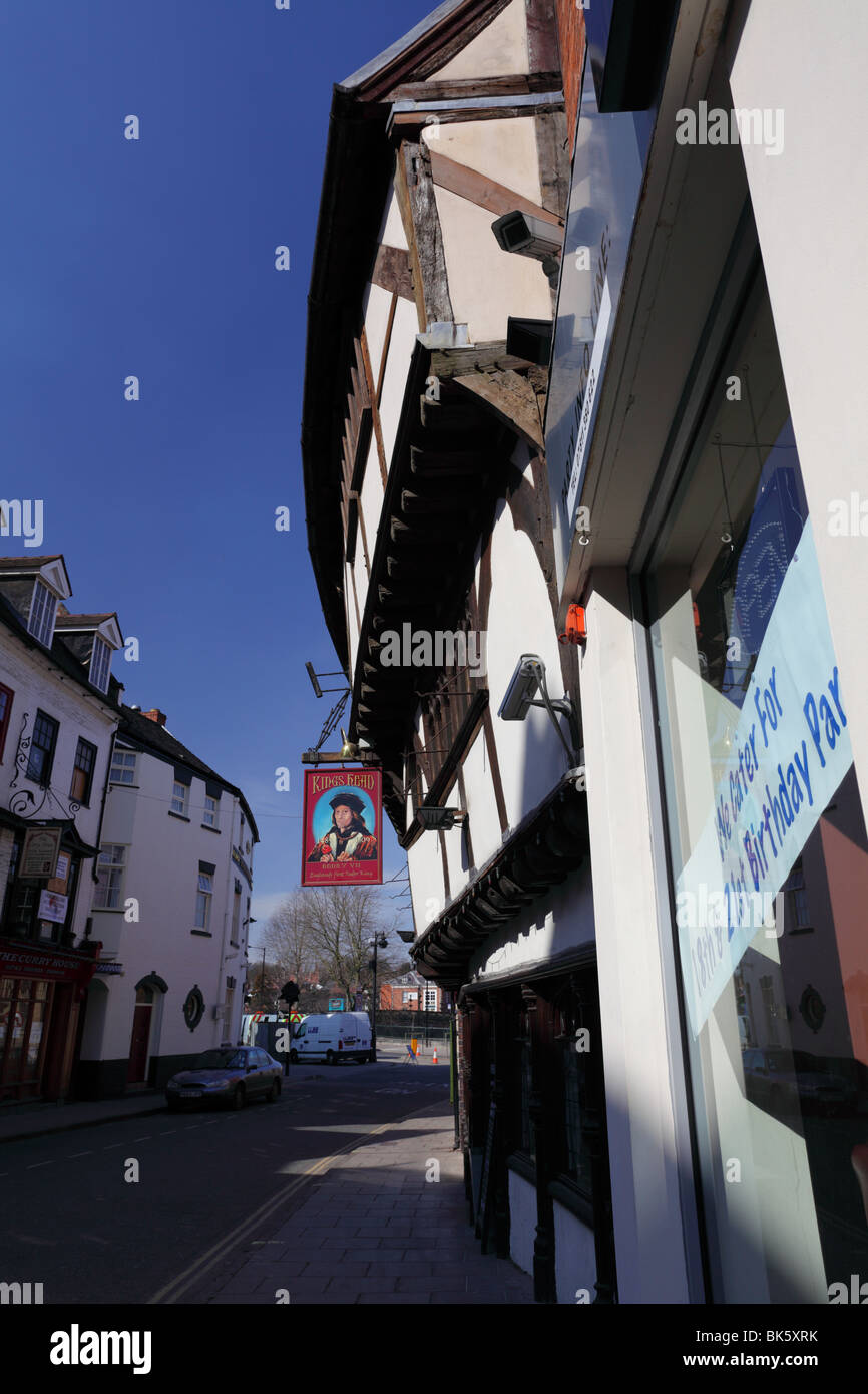 Situé au bas de Mardol à Shrewsbury est le King's Head public house, un bâtiment à colombage du 15ème siècle. Banque D'Images