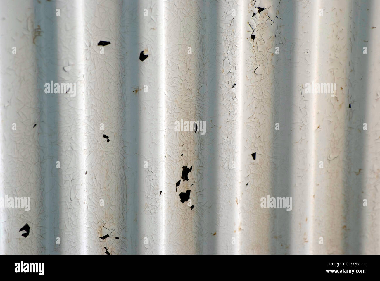 La peinture s'écaille sur un radiateur de chauffage central en acier Photo  Stock - Alamy