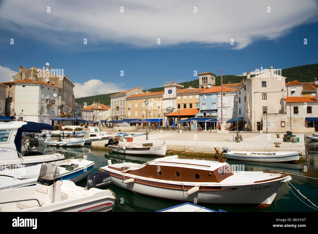 Vieux bateaux dans le port près de la place principale de la ville de Cres, sur l'île de Cres, région de Kvarner, Croatie, Adriatique, Europe Banque D'Images