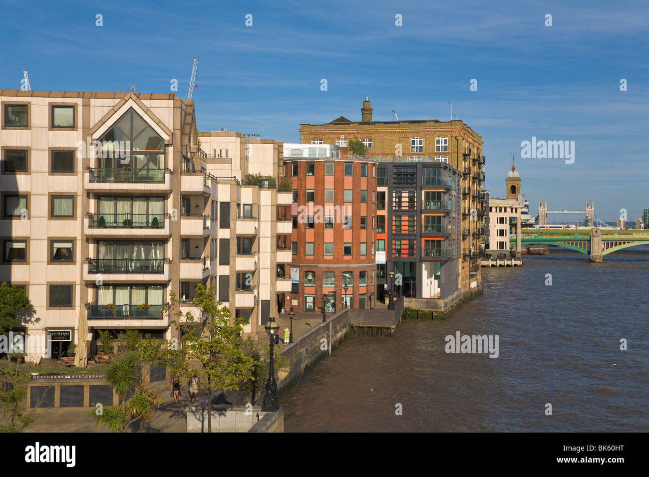 Appartements, Tamise, Londres, Angleterre Banque D'Images