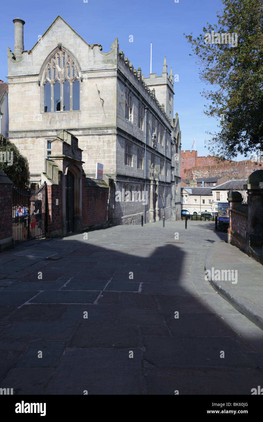 Bibliothèque de Shrewsbury, vue sur une belle après-midi de printemps de l'École des jardins. Banque D'Images