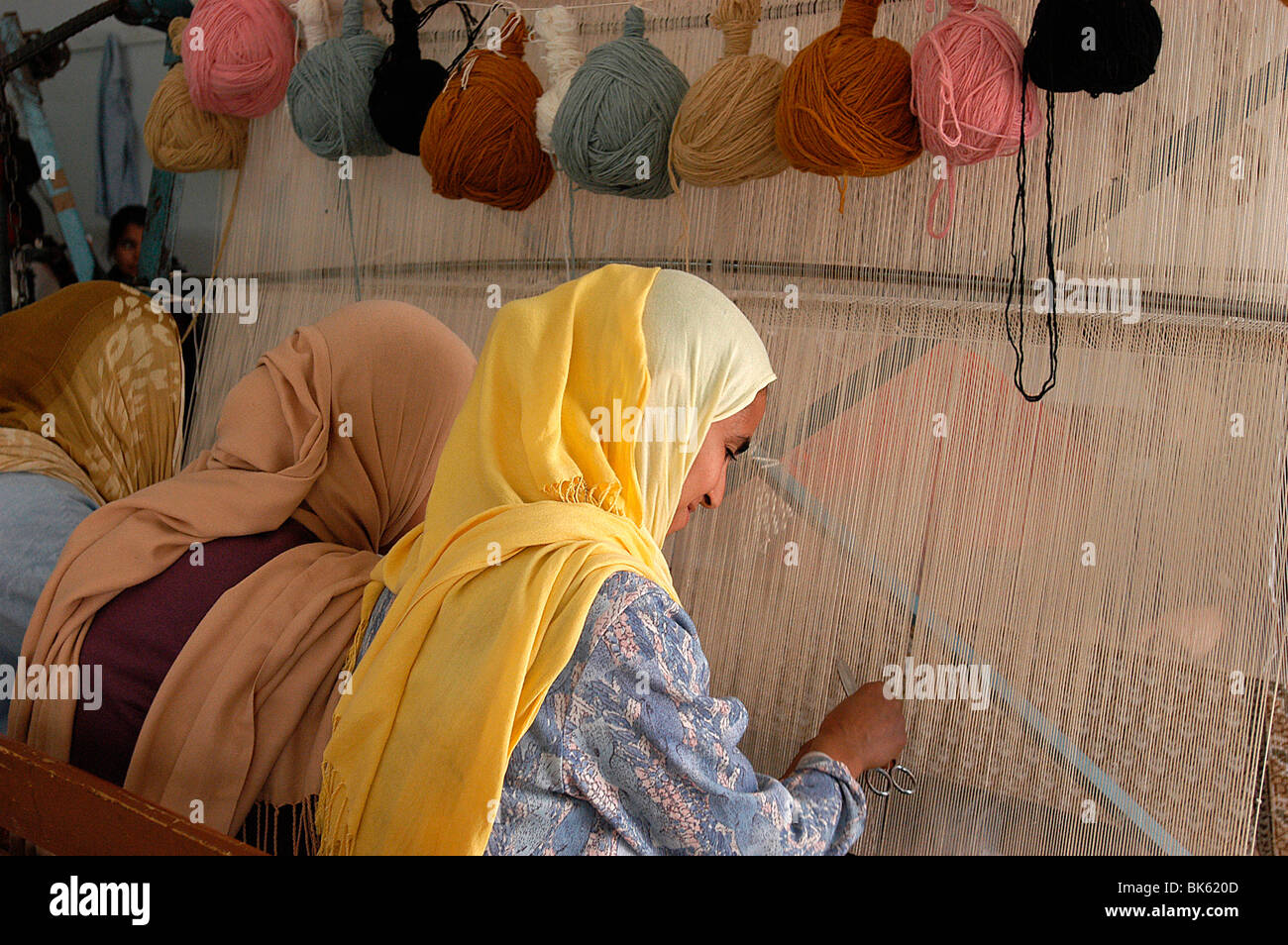 Les tisseurs de tapis, Djerba, Nabeul, Tunisie, Afrique du Nord, Afrique Banque D'Images