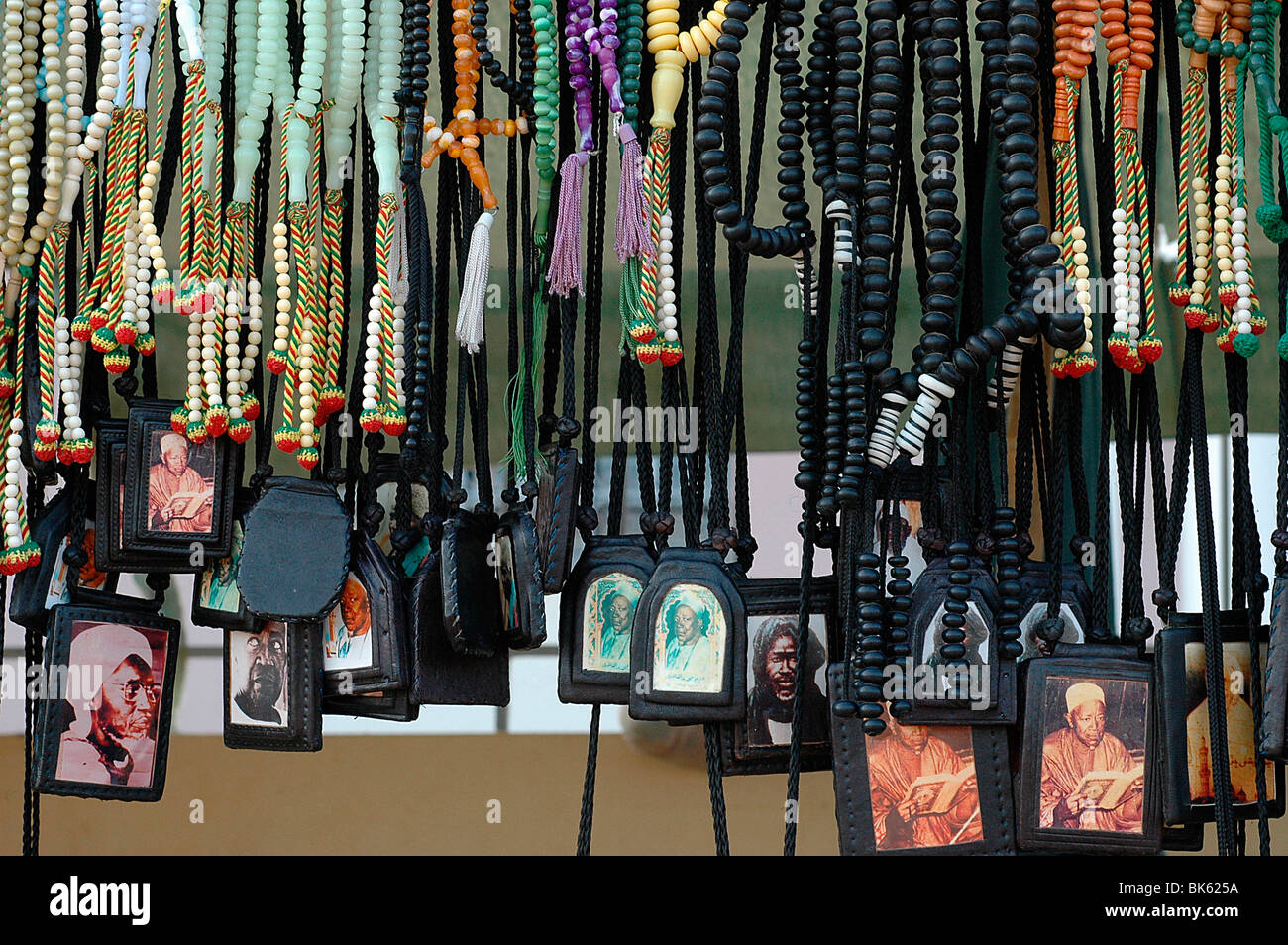 Musulmane Mouride pendentifs, Touba, au Sénégal, en Afrique de l'Ouest, l'Afrique Banque D'Images