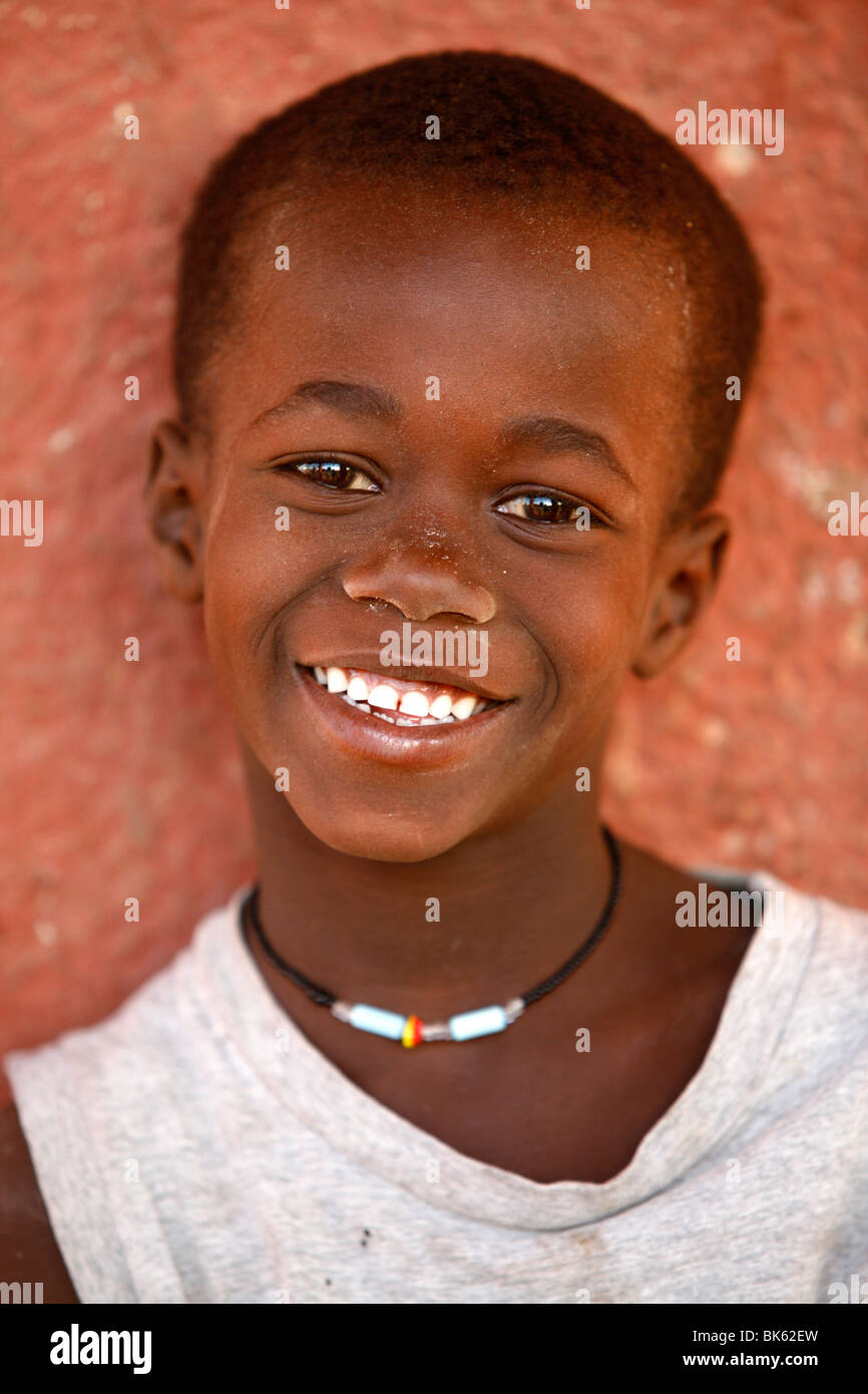 Enfant guinéen, Douggar, Thiès, Sénégal, Afrique de l'Ouest, l'Afrique Banque D'Images