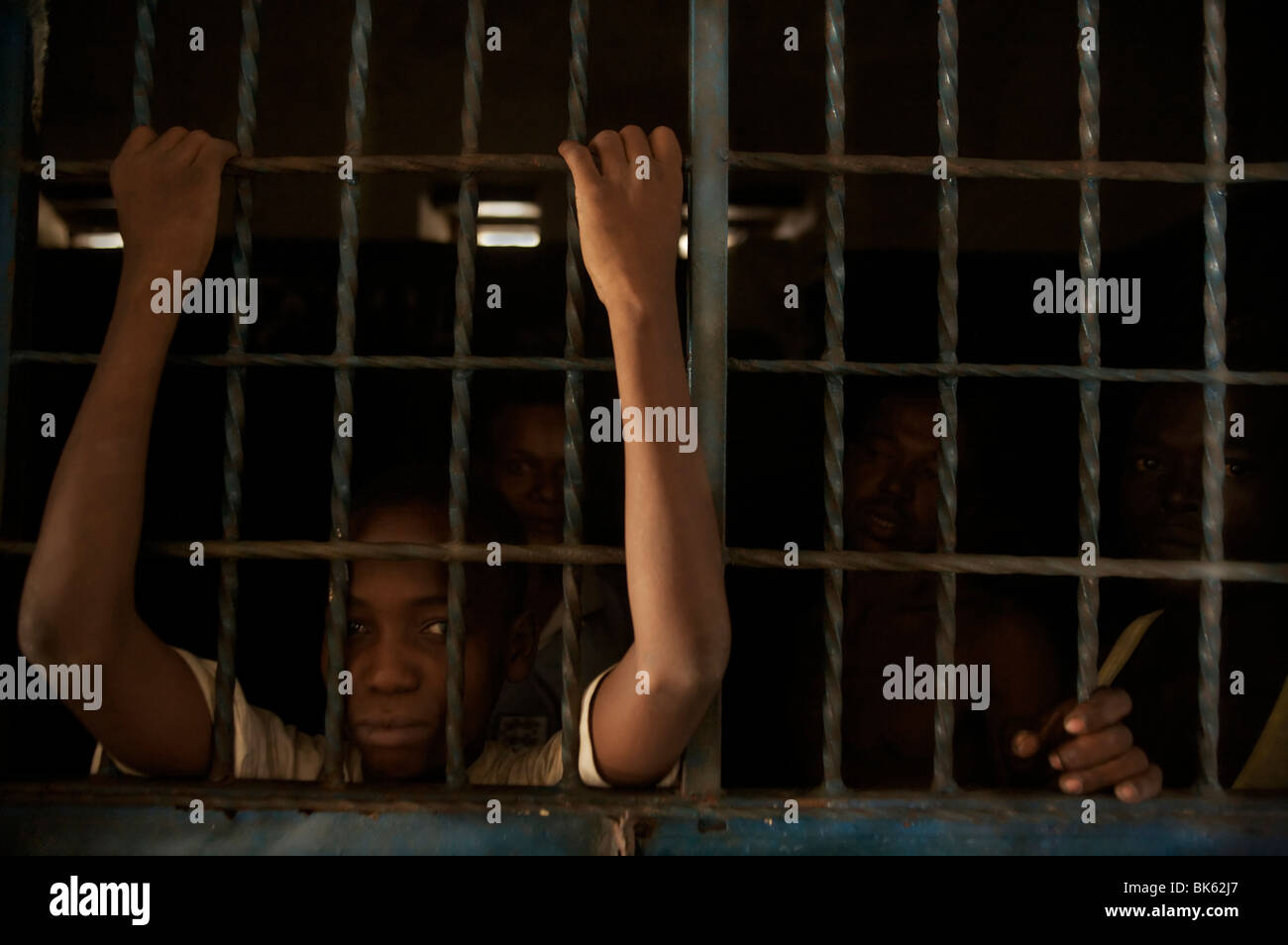 Un garçon de douze ans regarde à travers les barreaux de la prison de Lamu le 9 septembre 2009, au Kenya. Banque D'Images