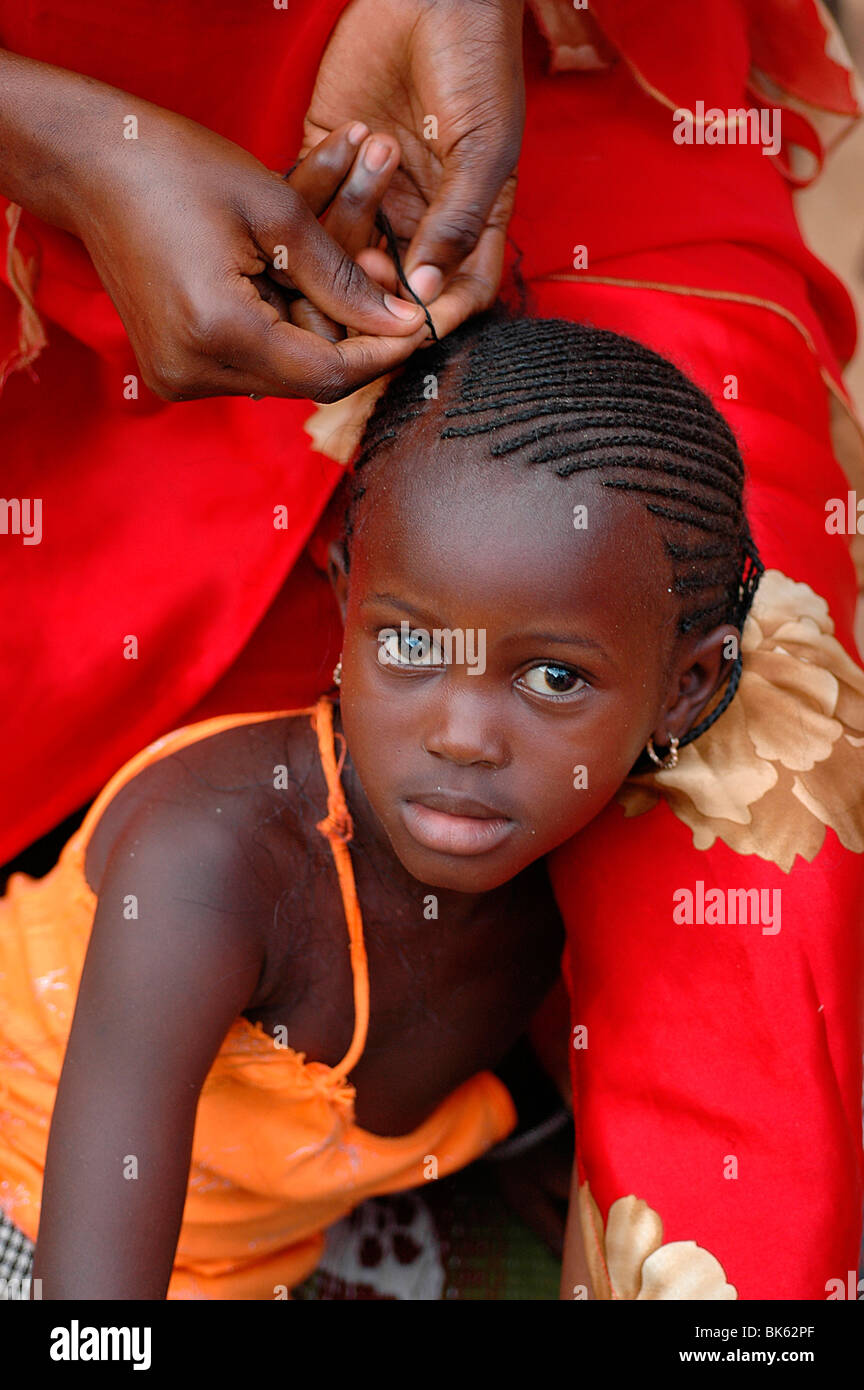 Tressage de cheveux, Dakar, Sénégal, Afrique de l'Ouest, l'Afrique Banque D'Images