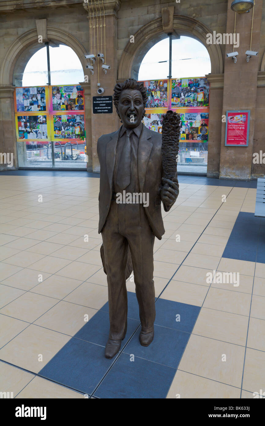Statue de Ken Dodd à la gare de Lime Street, Liverpool, Merseyside, Angleterre Banque D'Images