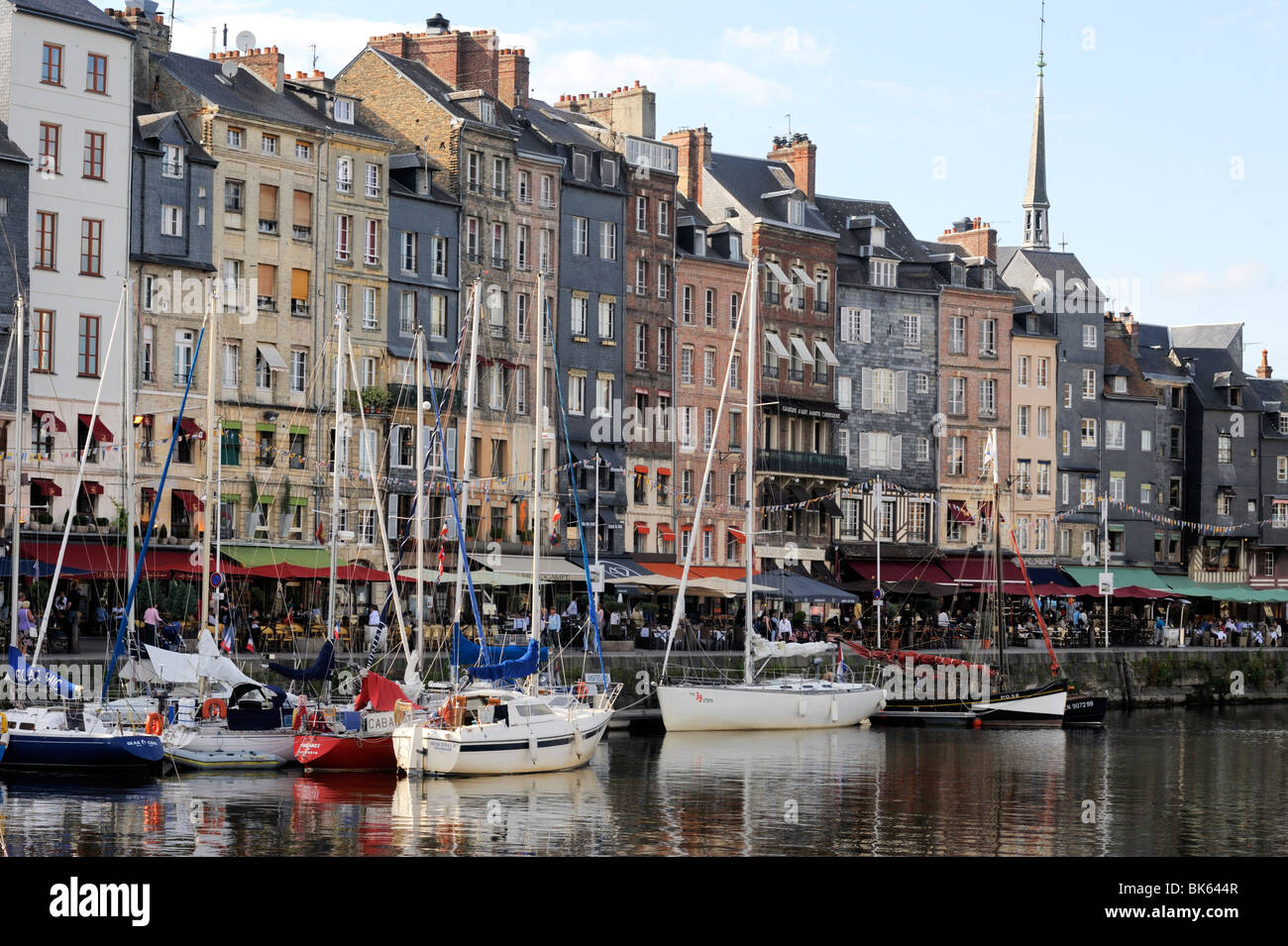 Vieux Port, Quai de St Catherine et flèche de l'église Sainte Catherine, Honfleur, Basse Normandie, France, Europe Banque D'Images