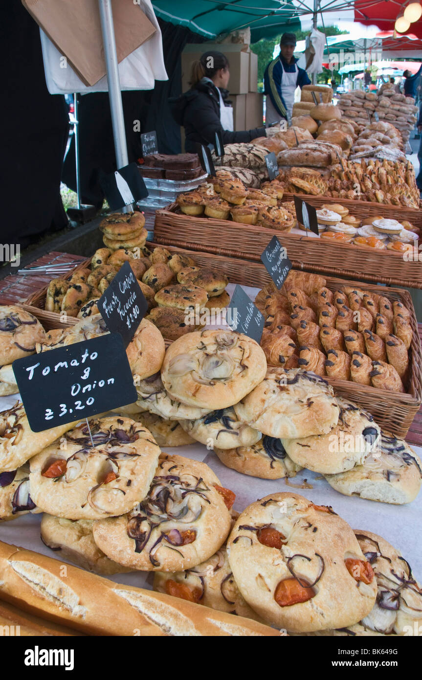 Blocage du pain au marché italien à Walton-on-Thames, Surrey, Angleterre, Royaume-Uni, Europe Banque D'Images