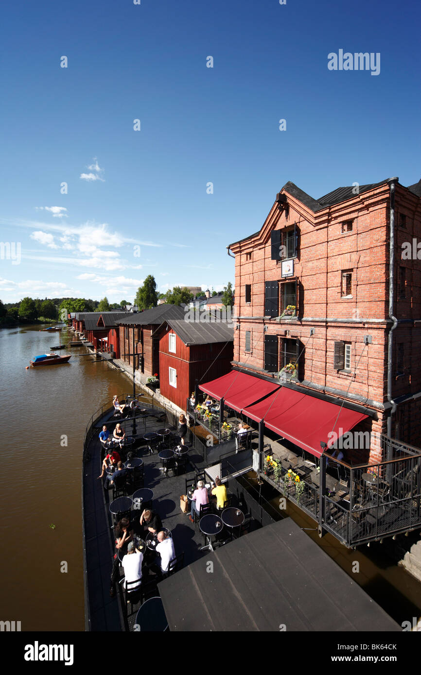 Ancienne péniche restaurant, bar et café, Riverside, rivière Porvoonjoki entrepôts grenier, Porvoo, Uusimaa, Finlande, Scandinavie Banque D'Images