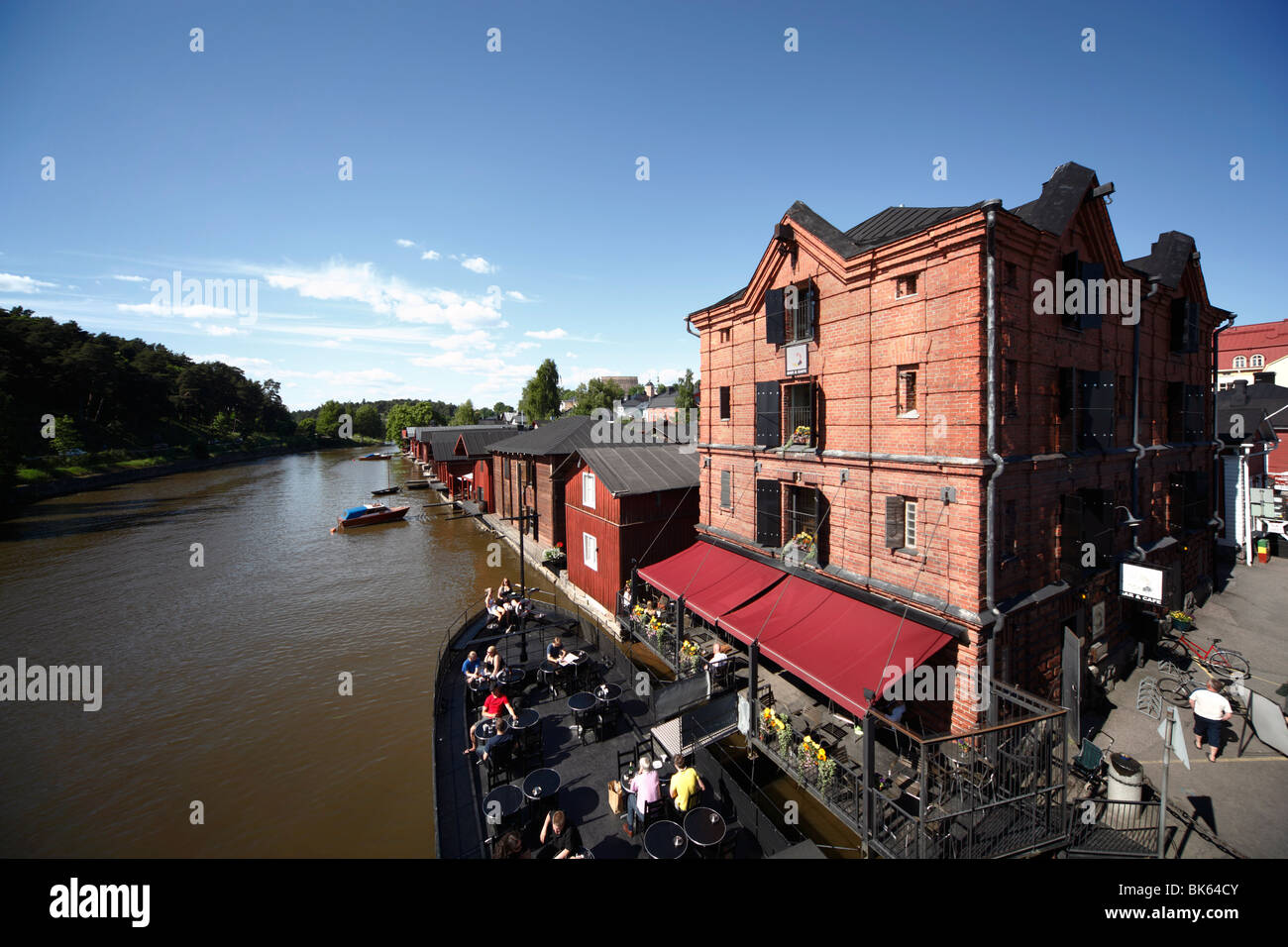 Ancienne péniche restaurant, bar et café, Riverside, rivière Porvoonjoki entrepôts grenier, Porvoo, Uusimaa, Finlande, Scandinavie Banque D'Images