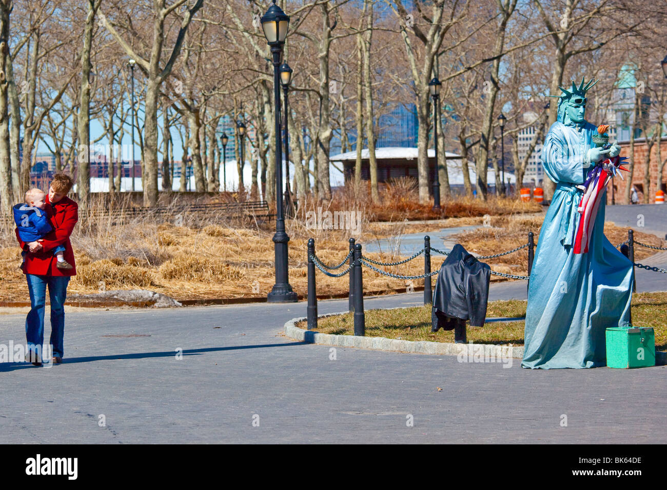 La mère et le fils, des Statue de la liberté à Battery Park, à Manhattan, New York Banque D'Images