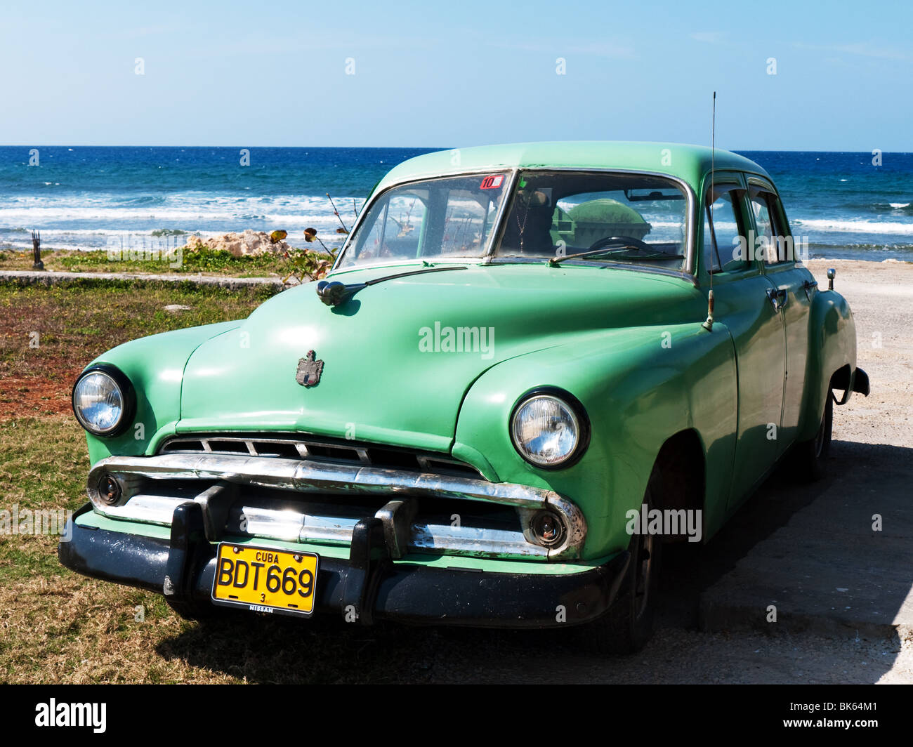 1950 Chevrolet voiture américaine par la plage près de La Havane, Cuba Banque D'Images