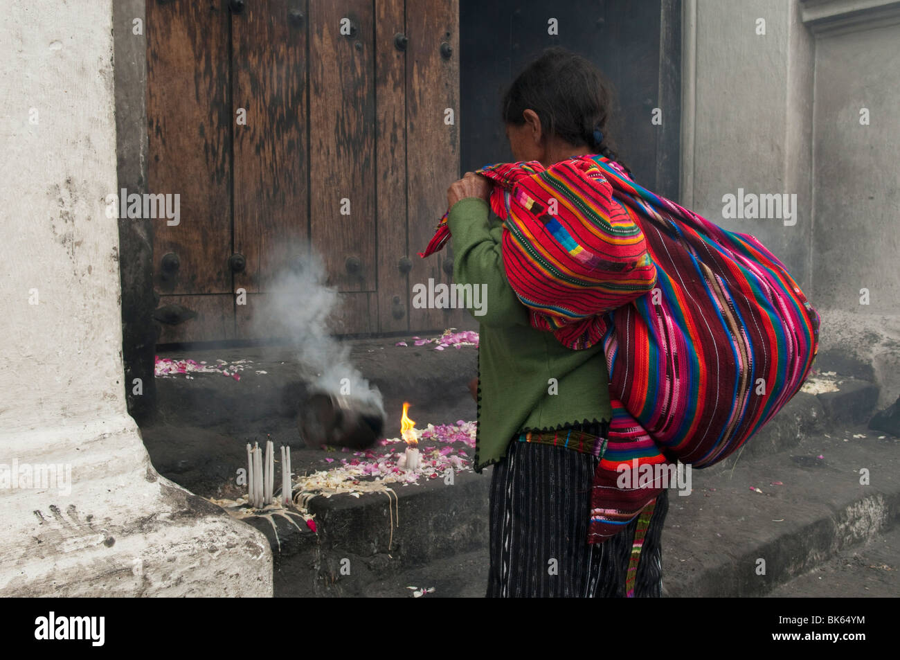 Rituels maya à l'église Santo Tomas, Chichicastenango, Guatemala, Amérique Centrale Banque D'Images