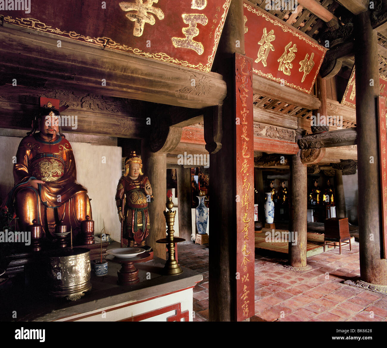Statue de Confucius dans la grande salle de cérémonie dans un temple Taoïste, Hanoï, Vietnam, Indochine, Asie du Sud-Est, l'Asie Banque D'Images