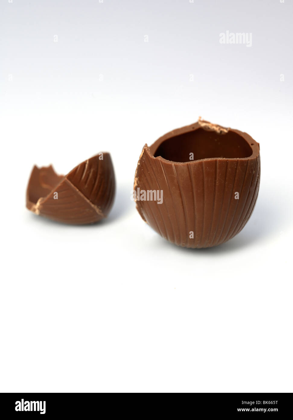 Broken œuf en chocolat. Banque D'Images