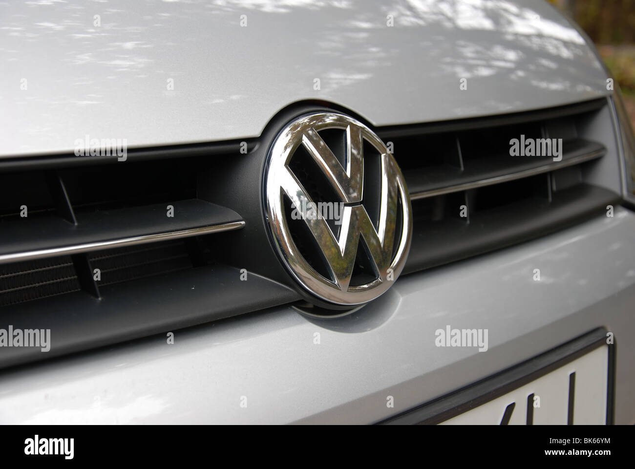 Volkswagen Polo 1.6 TDI - 2009 - Silver Metallic - 5 portes (5D) - voiture de ville compacte allemande - logo VW, Volkswagen insigne Banque D'Images