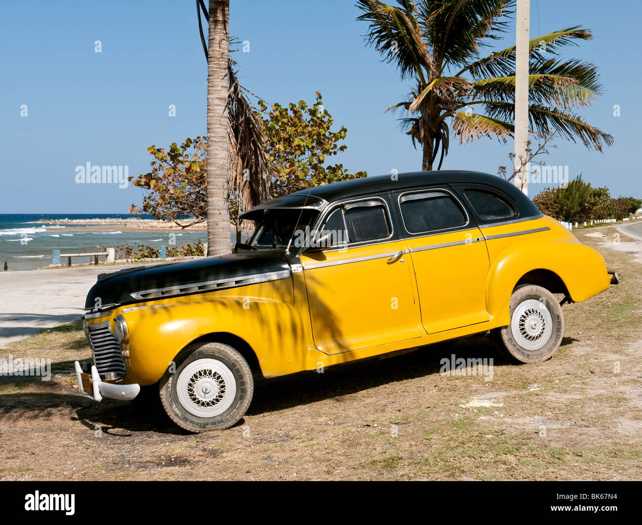 1950 voiture américaine par la plage près de La Havane, Cuba Banque D'Images