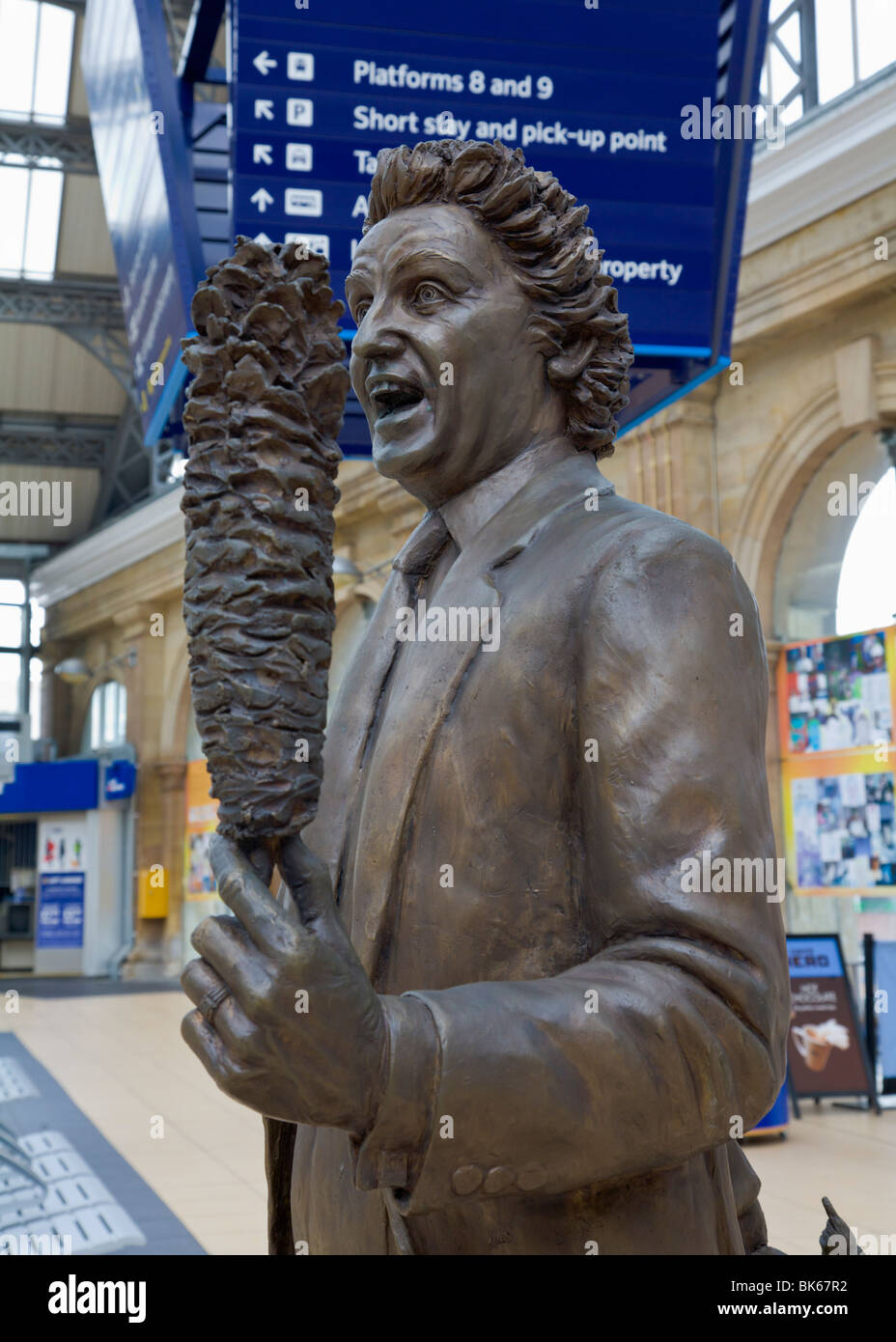 Statue de Ken Dodd à la gare de Lime Street, Liverpool, Merseyside, Angleterre Banque D'Images