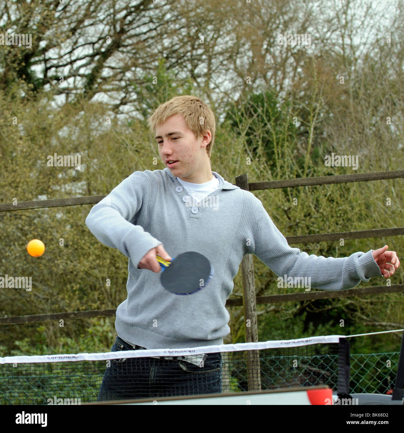 Adolescents de jouer à un jeu de tennis de table dans son jardin Photo  Stock - Alamy