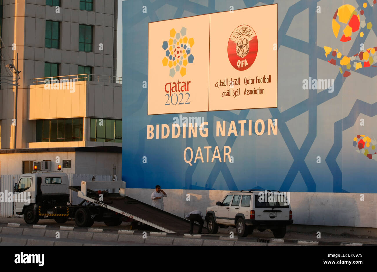 Camion de remorquage à l'avant de signer énorme d'offres 2022 Nation pour la Coupe du Monde de la FIFA Banque D'Images
