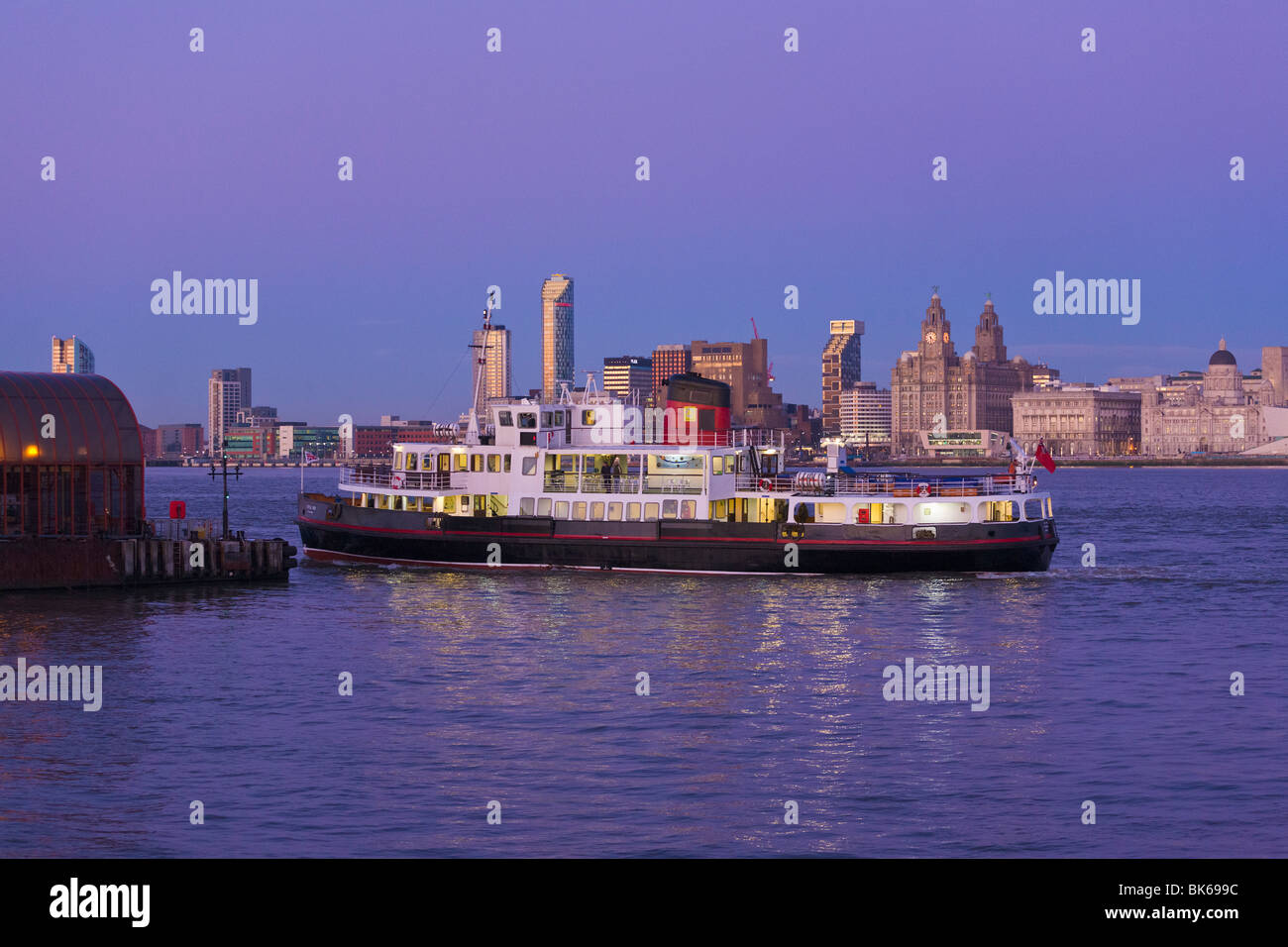 Ferry arrivant à Woodside Ferry Terminal, Waterfront, Liverpool, Merseyside, Angleterre Banque D'Images