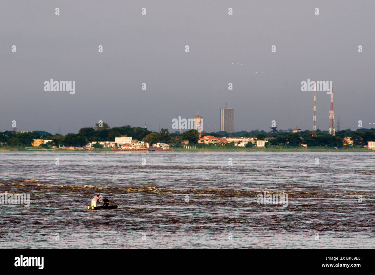 Pirogue au Congo River avec Kinshasa dans l'arrière-plan Banque D'Images