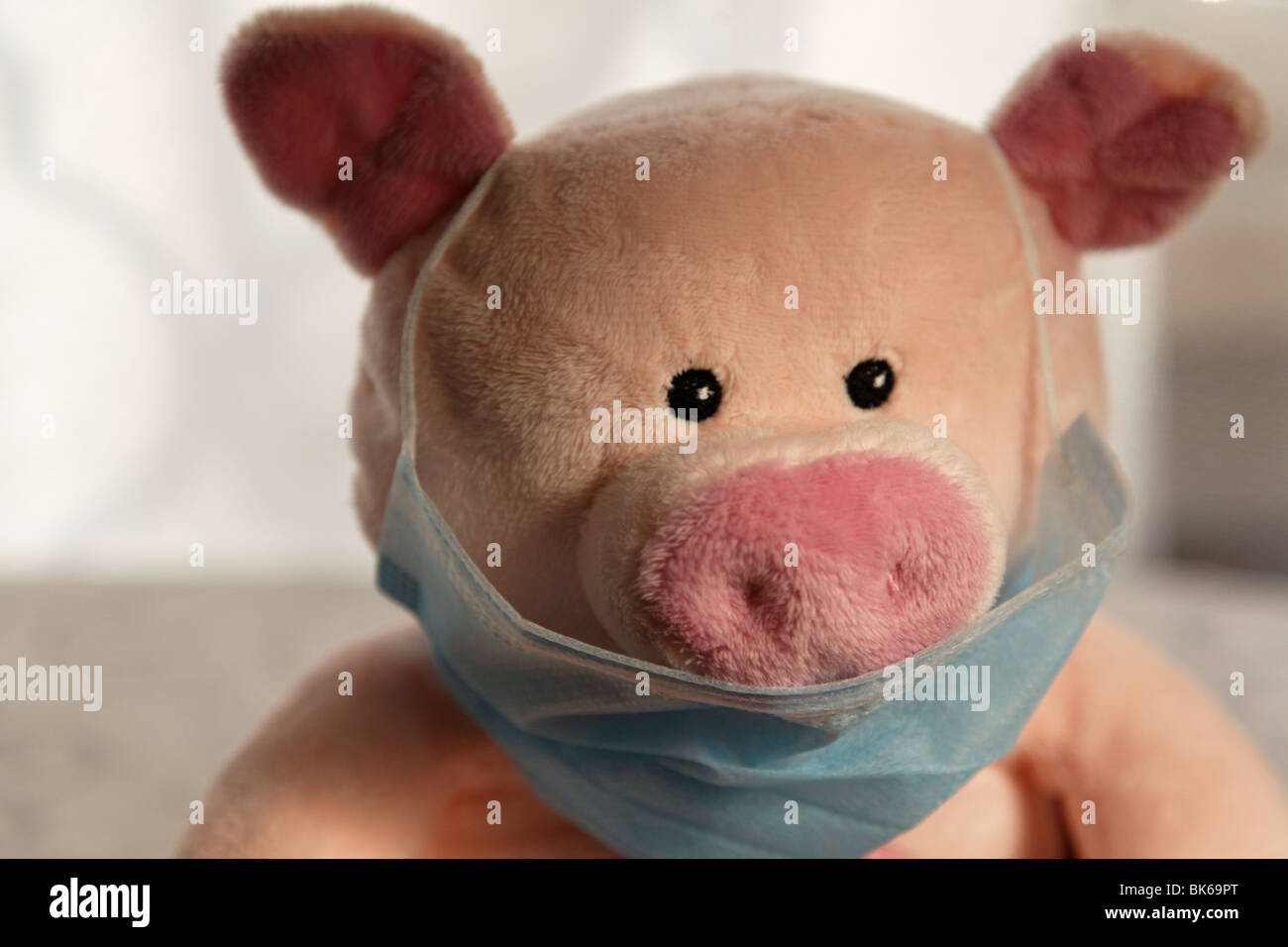 La grippe porcine jouet avec masque, head shot. Banque D'Images