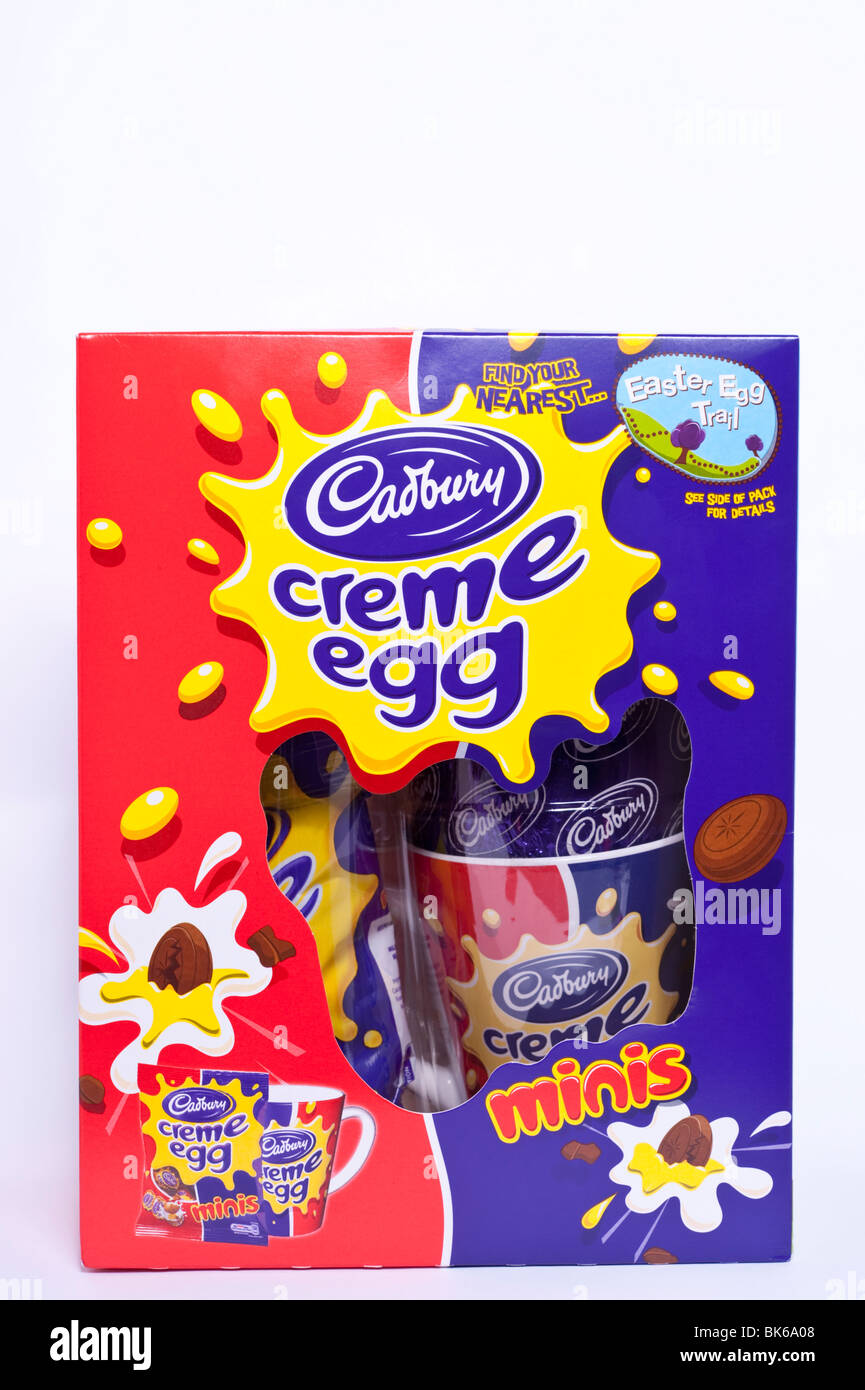 Cadbury creme egg un oeuf de Pâques, dont une tasse et mini-oeufs sur fond blanc Banque D'Images