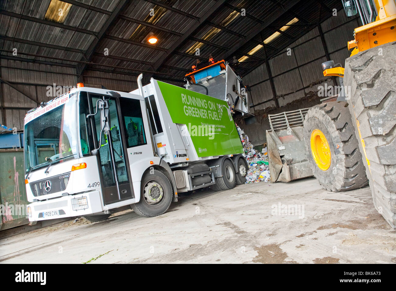 Un gaz powered Econic Mercedes camion benne de collecte des déchets dans un centre de transfert des déchets Banque D'Images