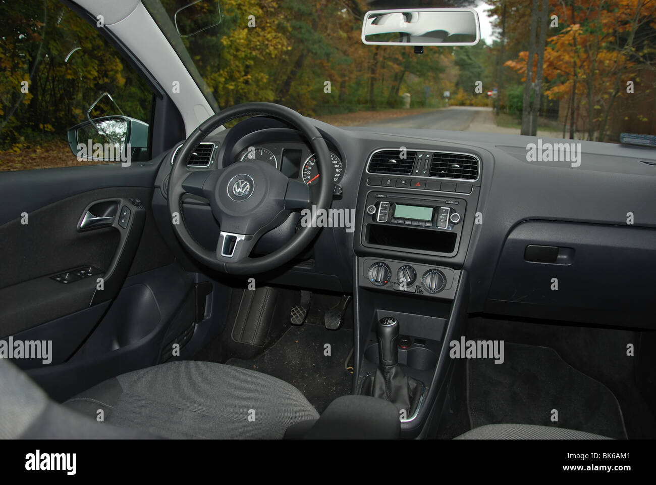 Volkswagen Polo 1.6 TDI - 2009 - Silver Metallic - 5 portes (5D) - Allemand  - voiture de ville compacte, l'intérieur de la console de pilotage Photo  Stock - Alamy