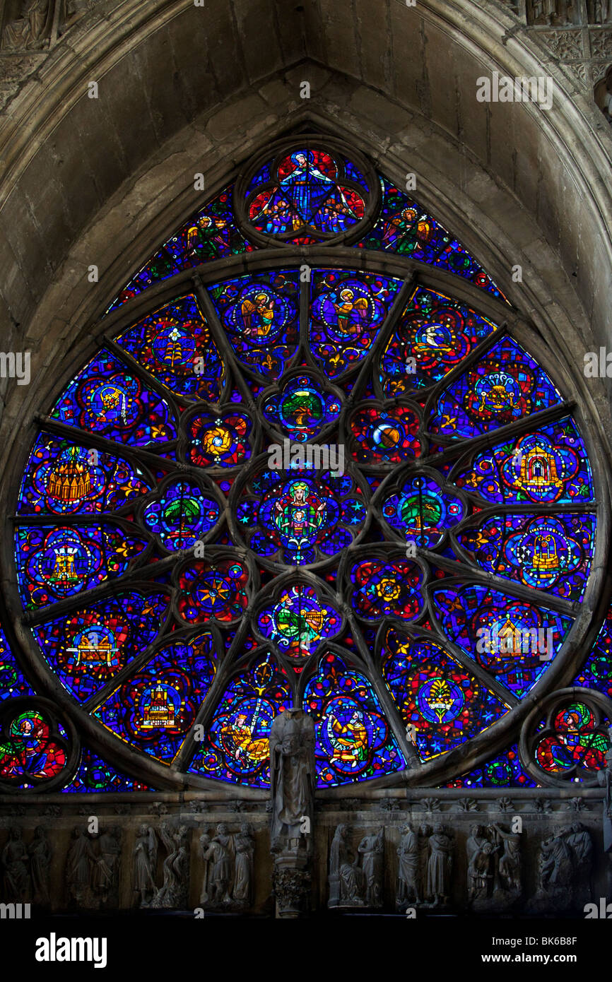 Vitraux fenêtre Rose au-dessus de la porte principale à l'extrémité ouest de la Cathédrale Notre Dame de Reims Banque D'Images