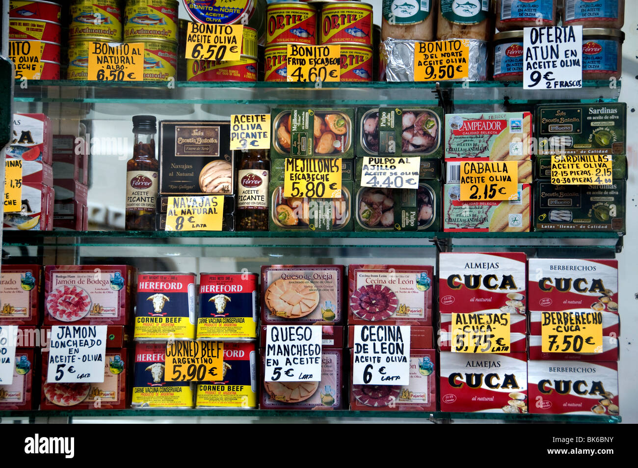 Épicerie épicerie Madrid Espagne conserves conserves de viande légumes tin can Banque D'Images
