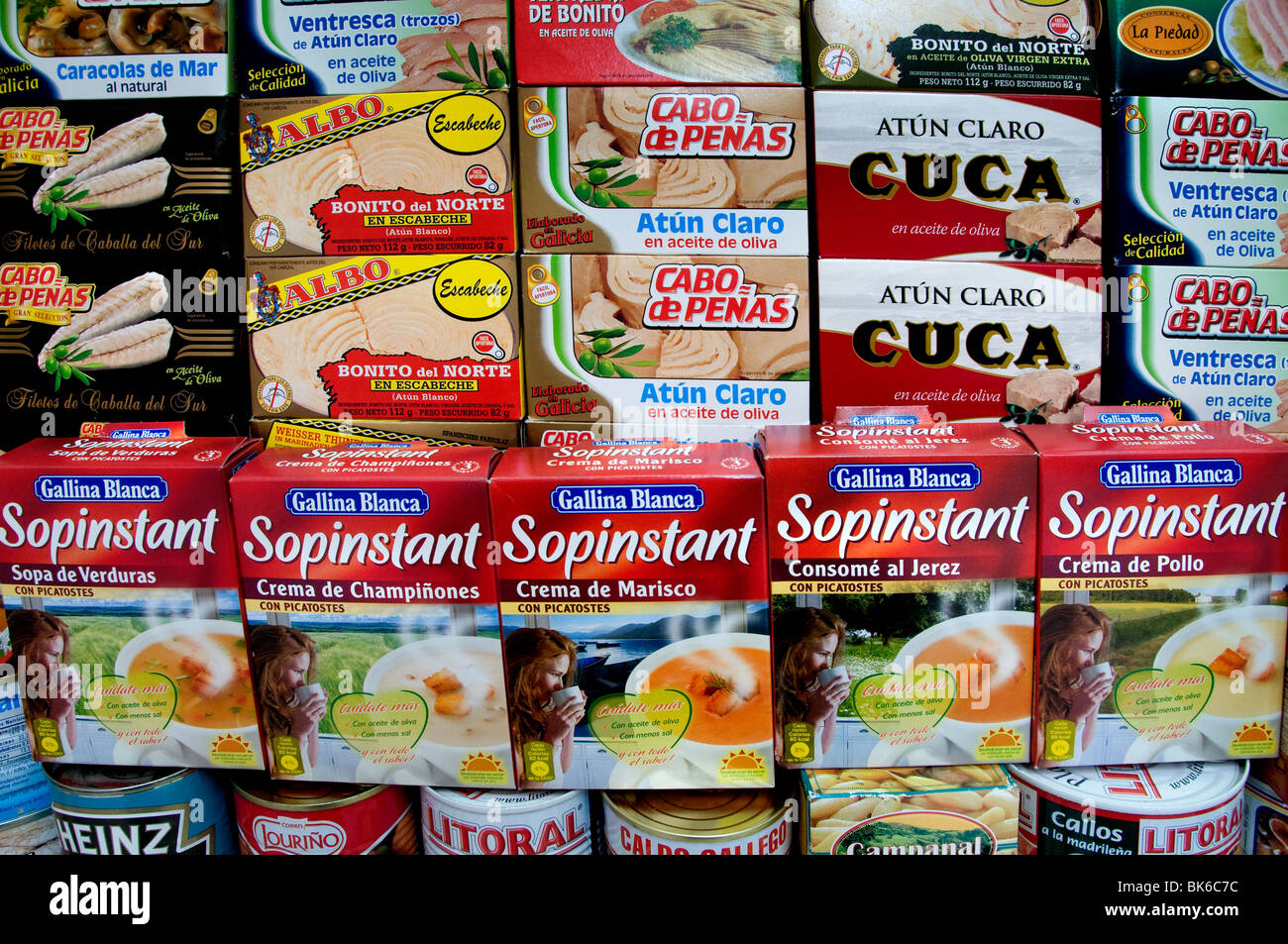 Épicerie épicerie Madrid Espagne conserves conserves de viande légumes tin can Banque D'Images