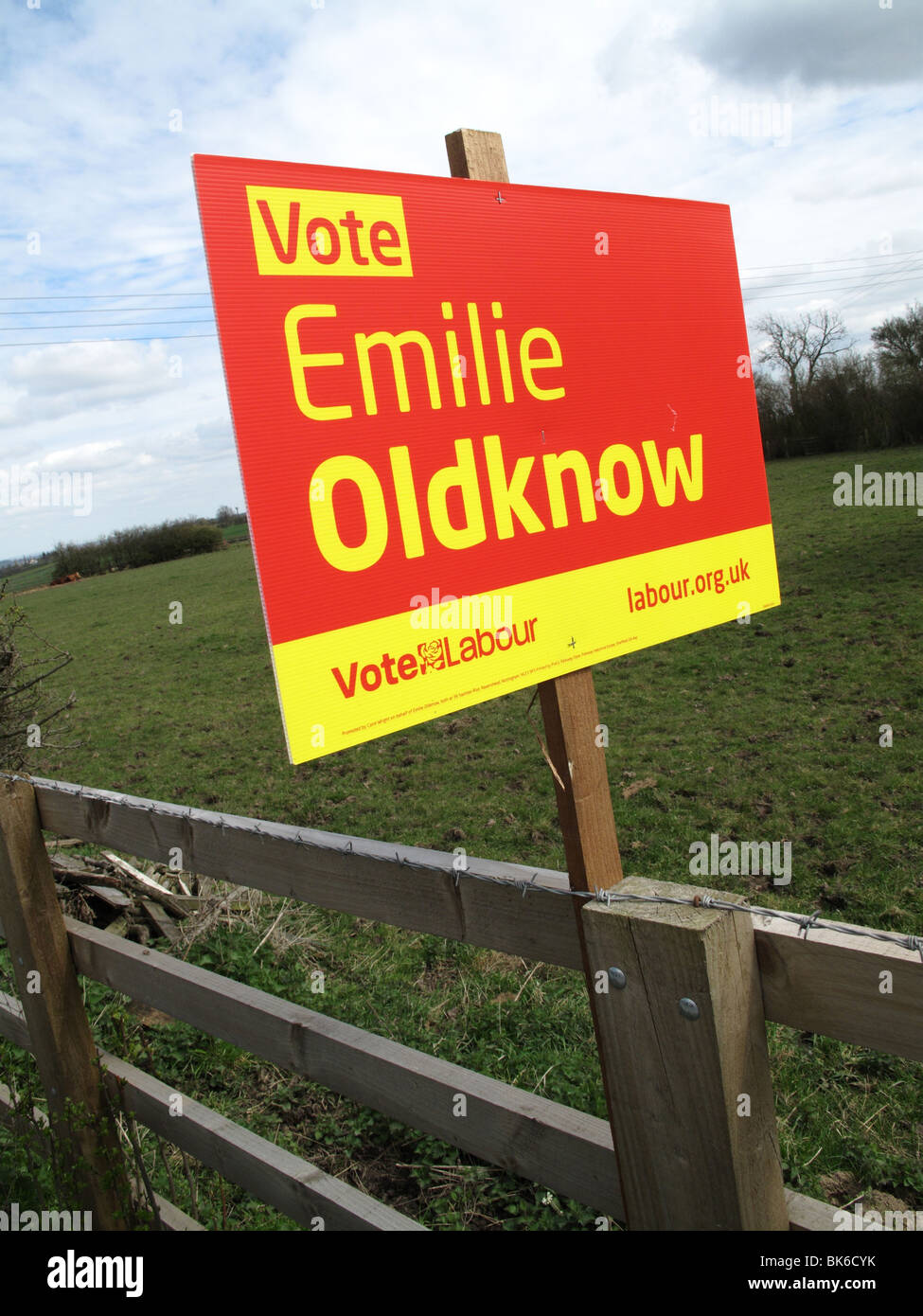 Un signe de la route à l'appui d'une partie de la main-d'East Midlands au Royaume-Uni 2010 candidats à l'élection générale. Banque D'Images